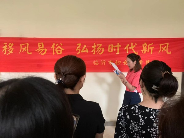團委工作人員正在宣讀移風易俗倡議書.jpg